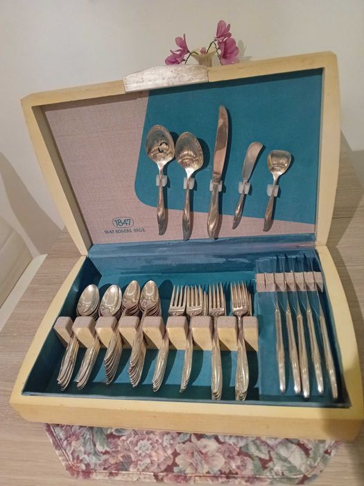 Sztućce Firmy 1847 Rogers Bros 77 sztuk