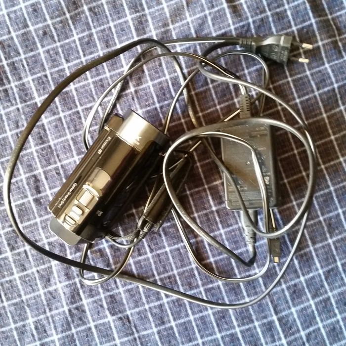 Sony HDR-CX130E видеокамера с зарядным устройством