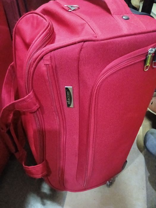 Продам два чемодана на колесах с выдвижной ручкой