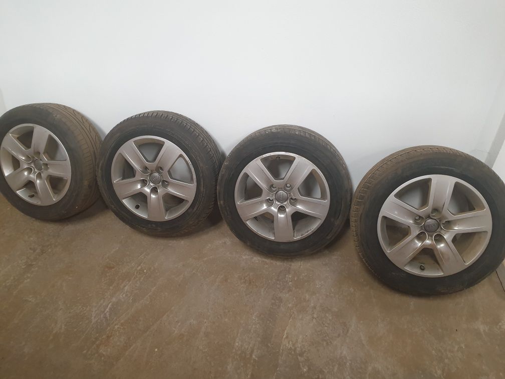 4 Jantes usadas em estado, originais Audi A4 com pneus 215/55 R 16.