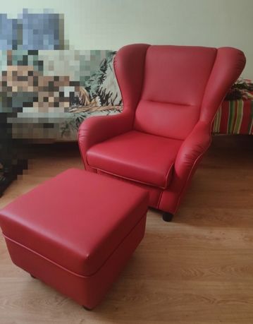 Fotel uszak z podnóżkiem skórzany czerwony