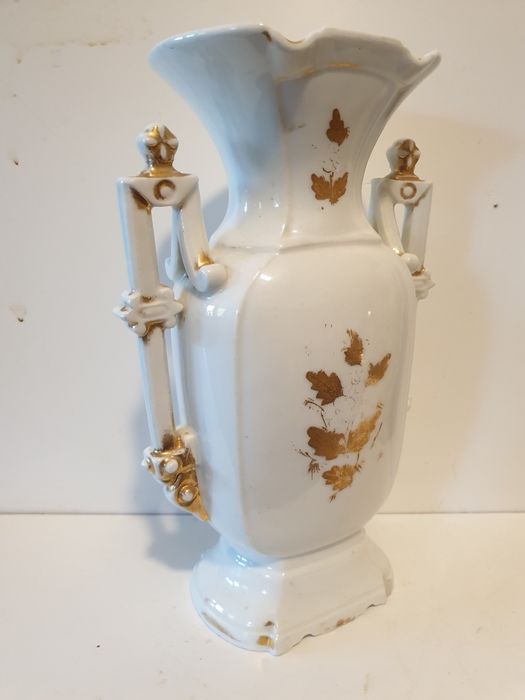 Antiga jarra de altar em porcelana francesa