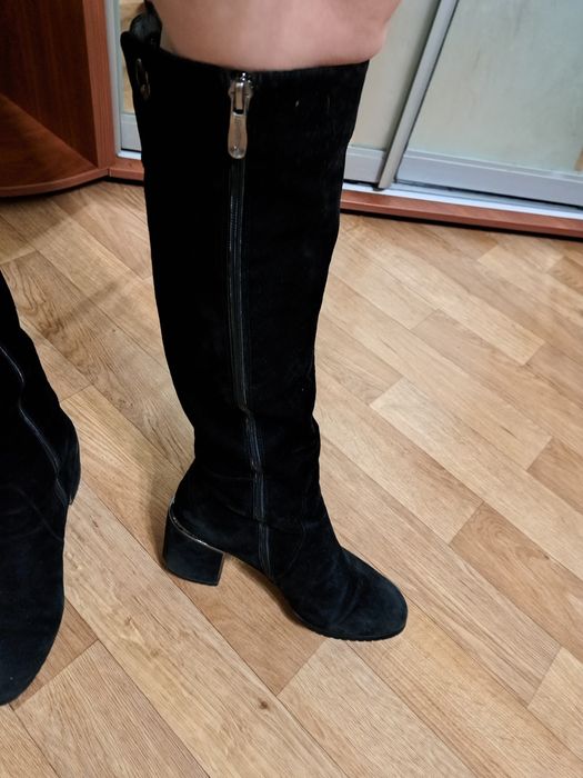 Гарні замшеві зимні чобітки