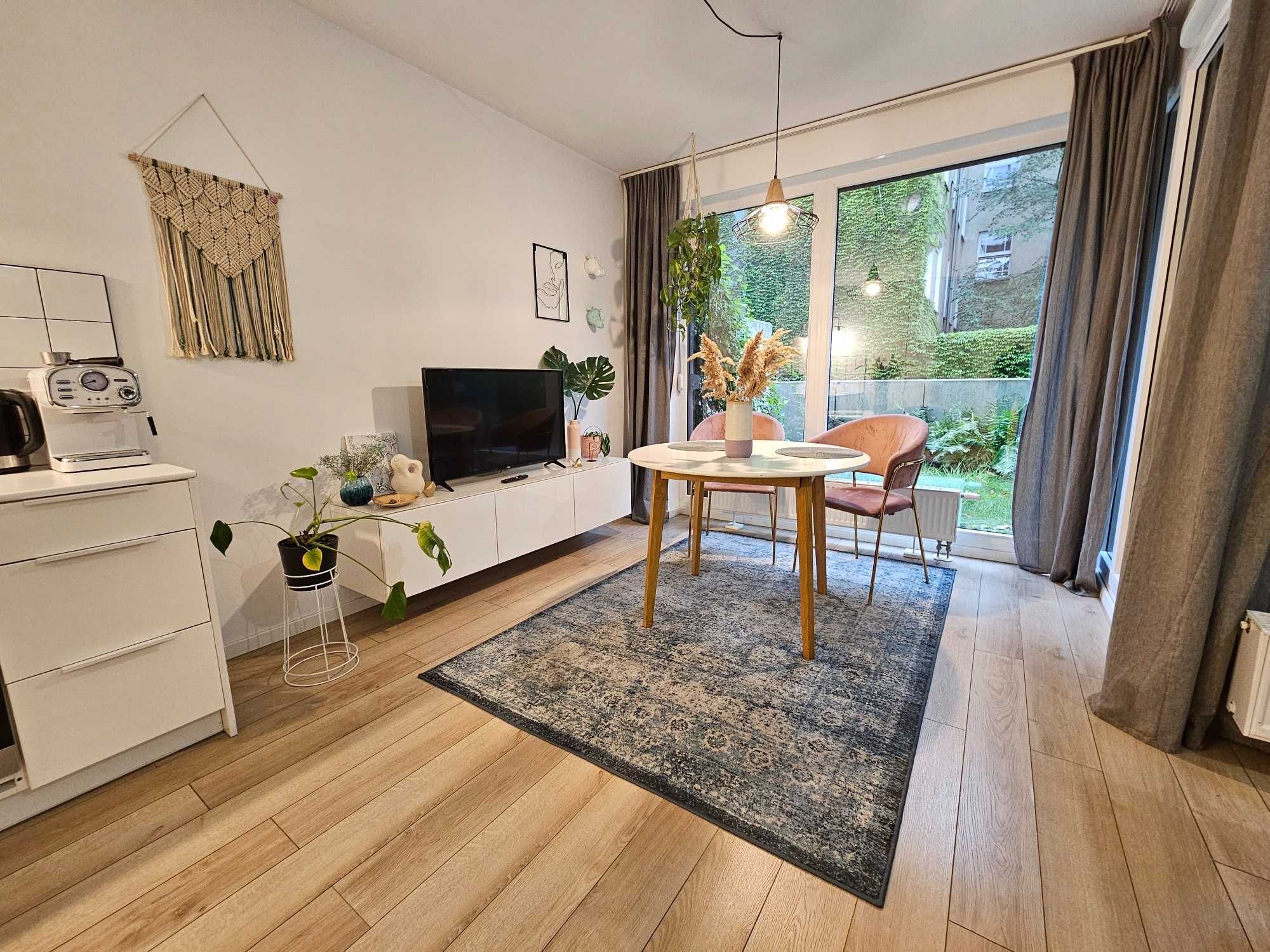 Urządzony apartament typu studio o pow. 30m2 z loggią i ogródkiem