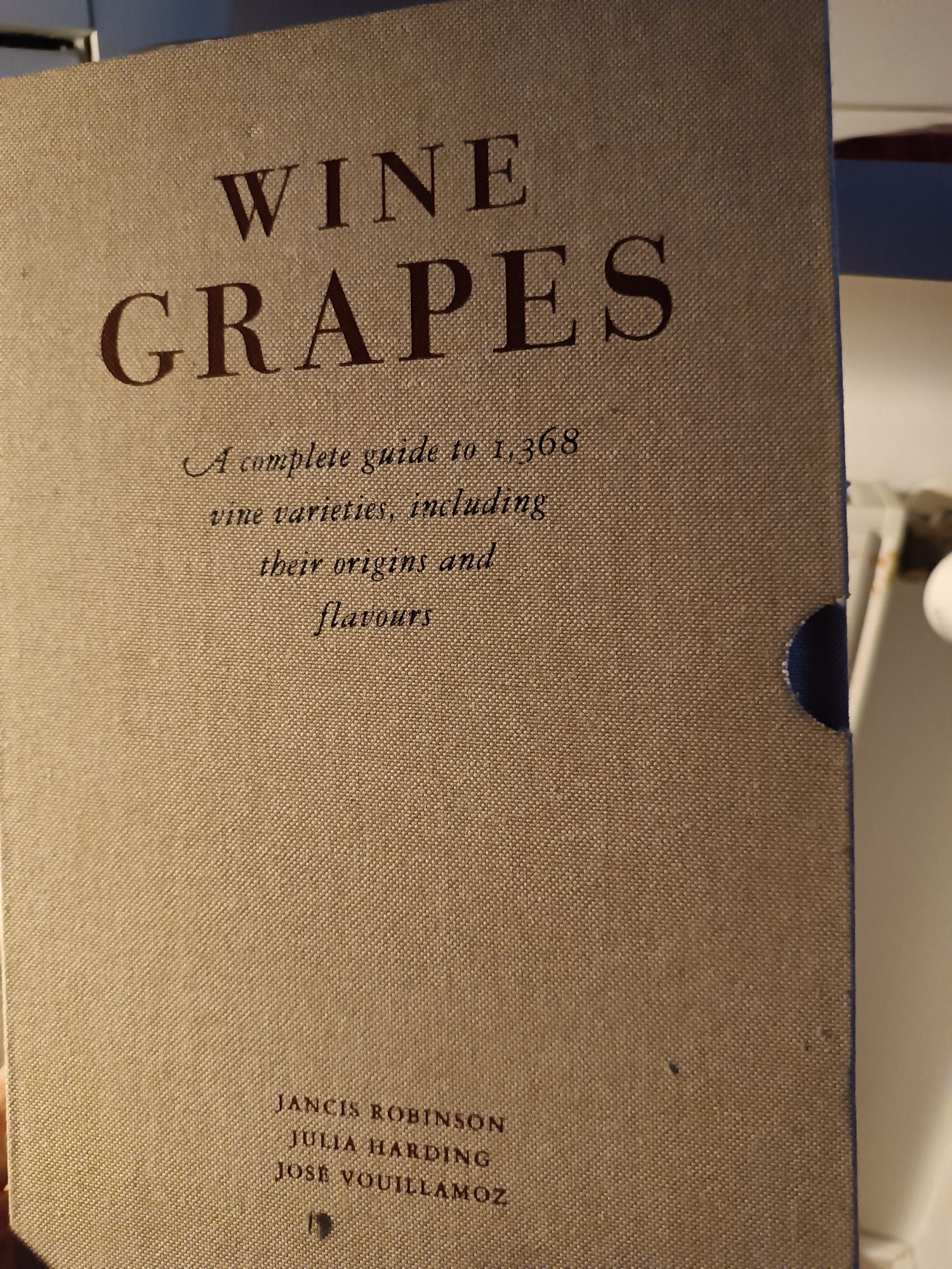 Wine grapes książka