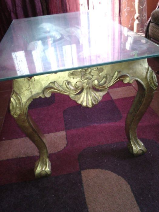 mesa de centro pintada a mão a folha de ouro. peça única.