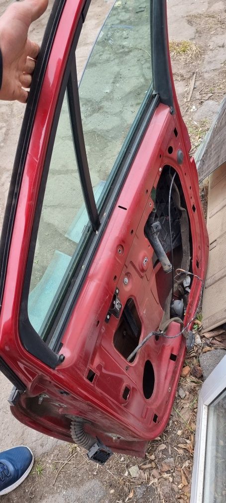 Дверь передняя правая рено сценик 2 стекло в дверь Renault Scenic 2