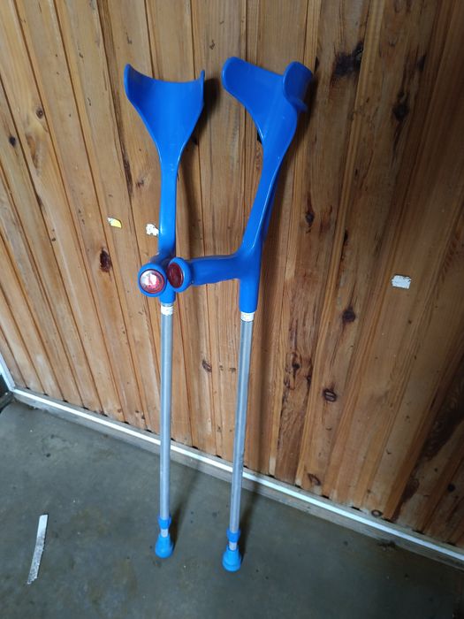 Kule ortopedyczne łokciowe – różne kolory, regulacja 145–195 cm

Na sp