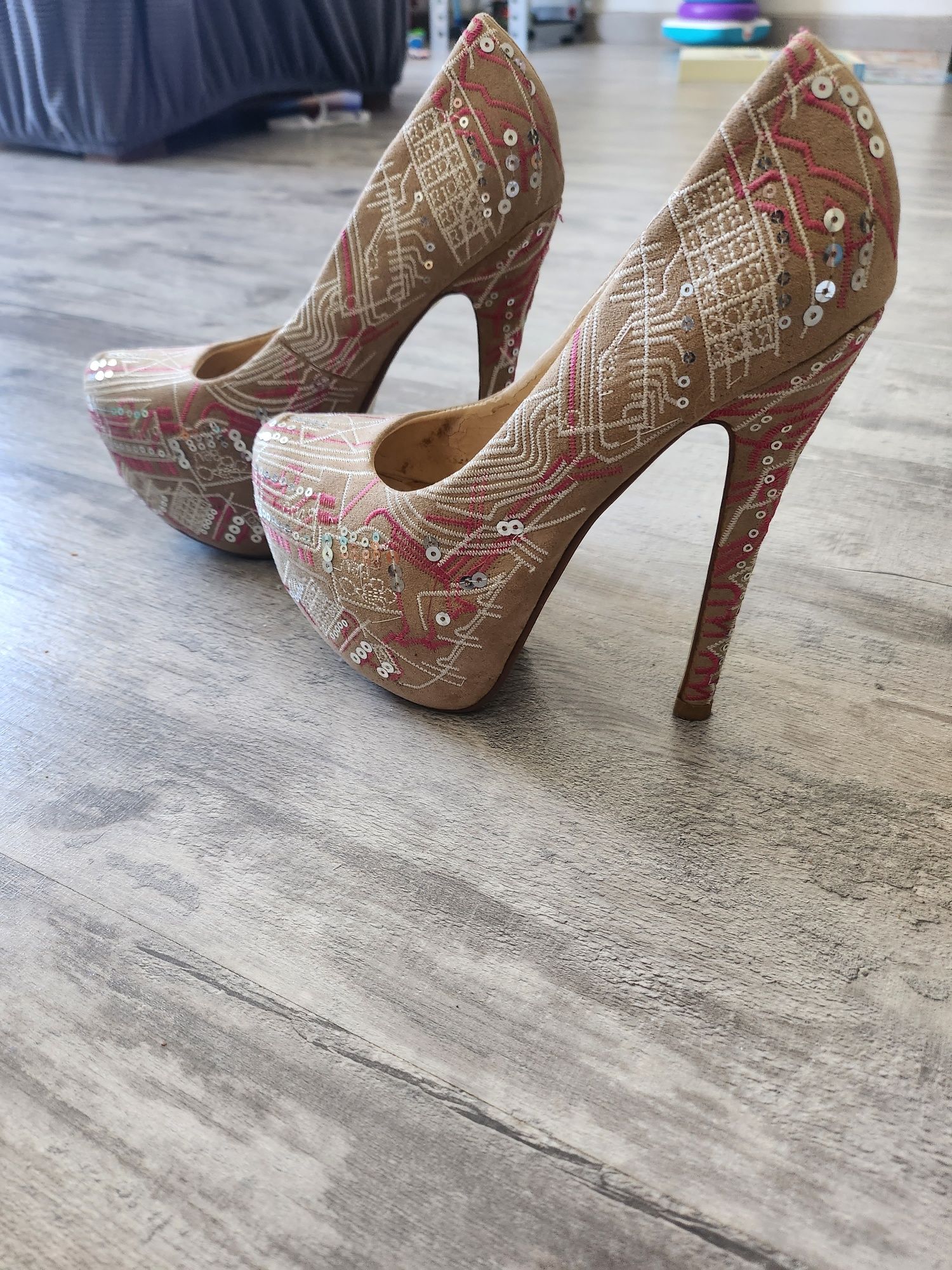 Sapatos altos cor creme e rosa