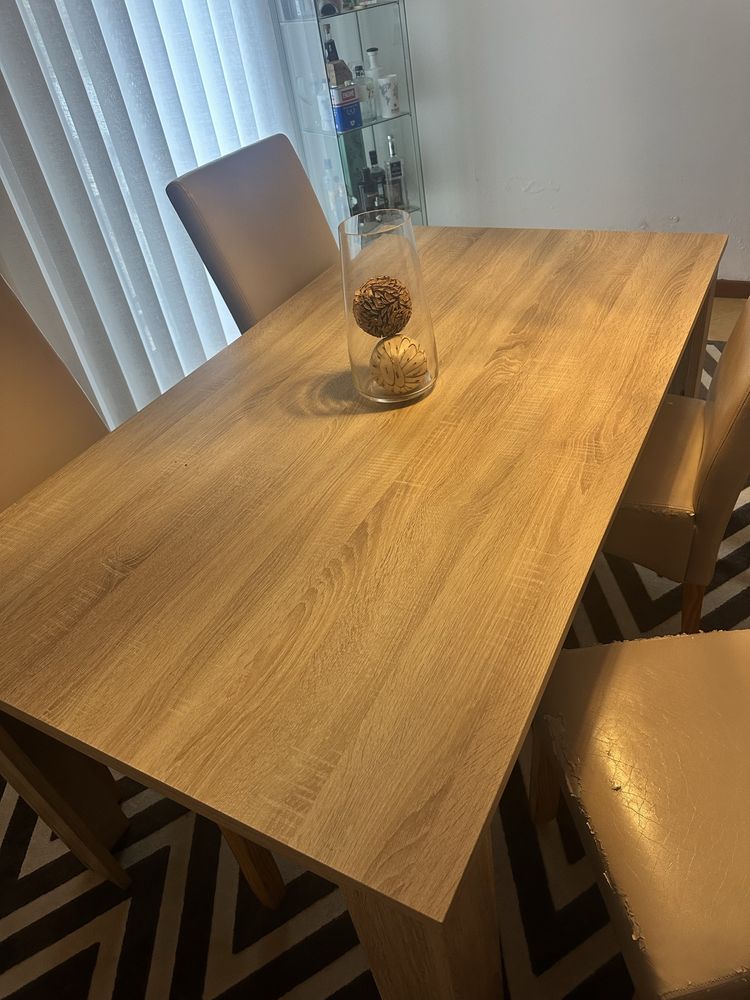 Mesa de sala de jantar com 4 cadeiras