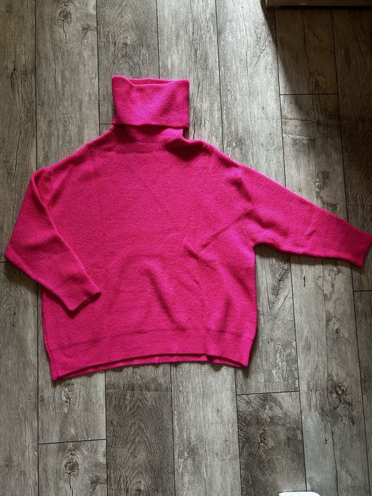 Różowy ciepły sweter oversize z golfem