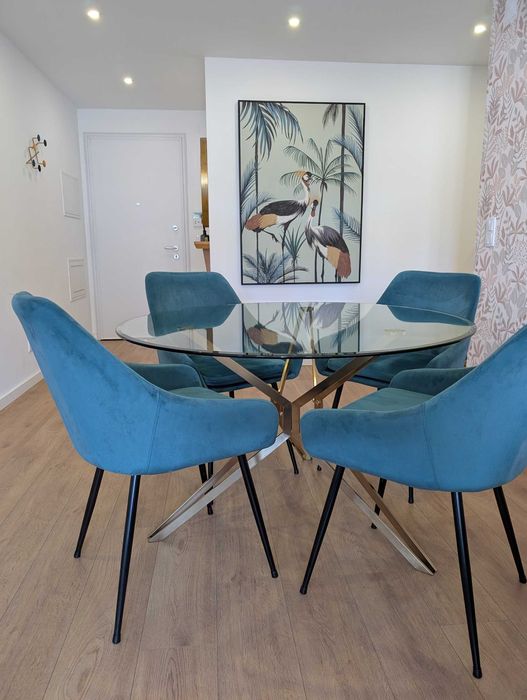 Conjunto: Mesa redonda vidro com cadeiras veludo verdes e quadro