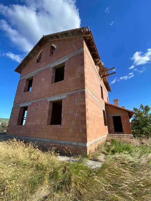 Теплий будинок нової будівлі з гаражем.