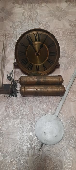 Механизм напольных часов. Гири, цепочки, маятник напольных часов