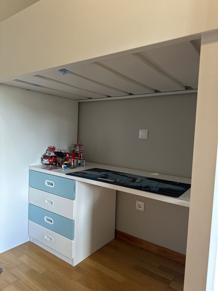 Cama beliche com secretaria