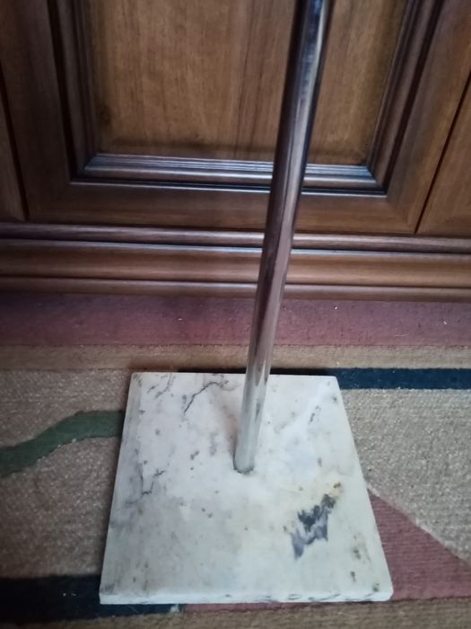 Marmurowa podstawka do kolekcjonerskiej lalki. wys. 48cm.