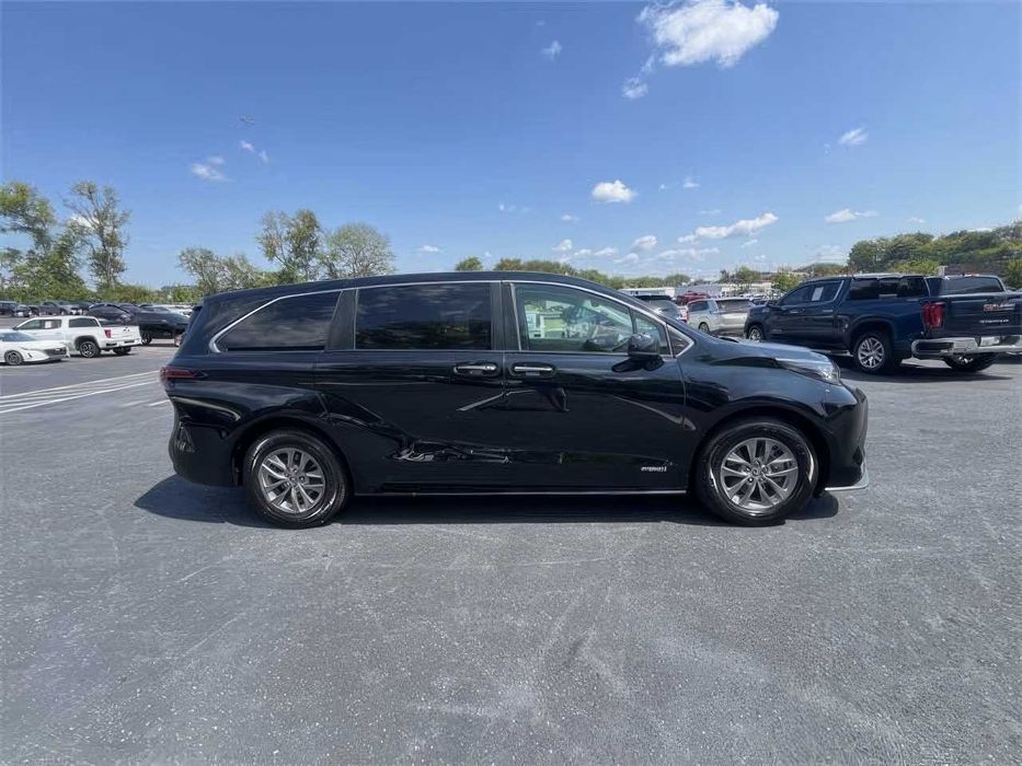 Toyota Sienna XLE 7-Passenger      2021