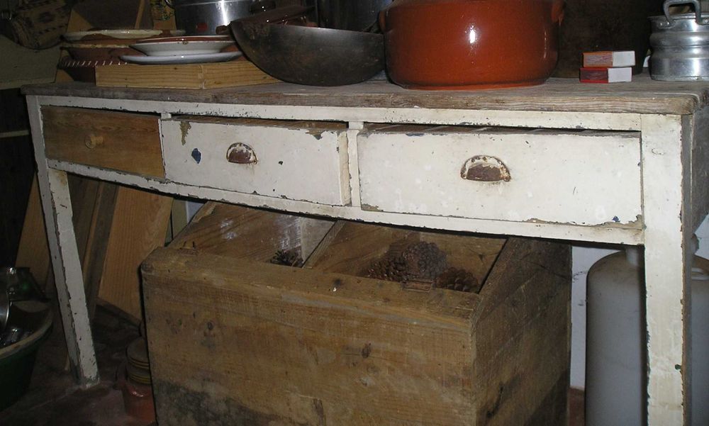 Mesa de cozinha de madeira muito antiga com 3 gavetas