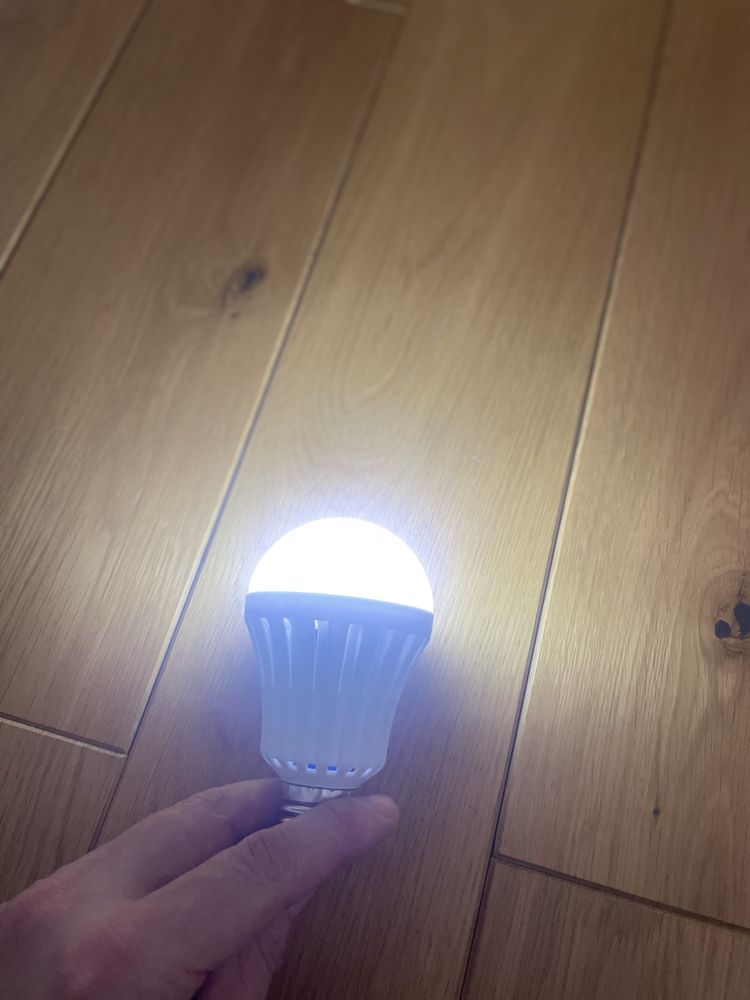 Led лампа з акумулятором 9w