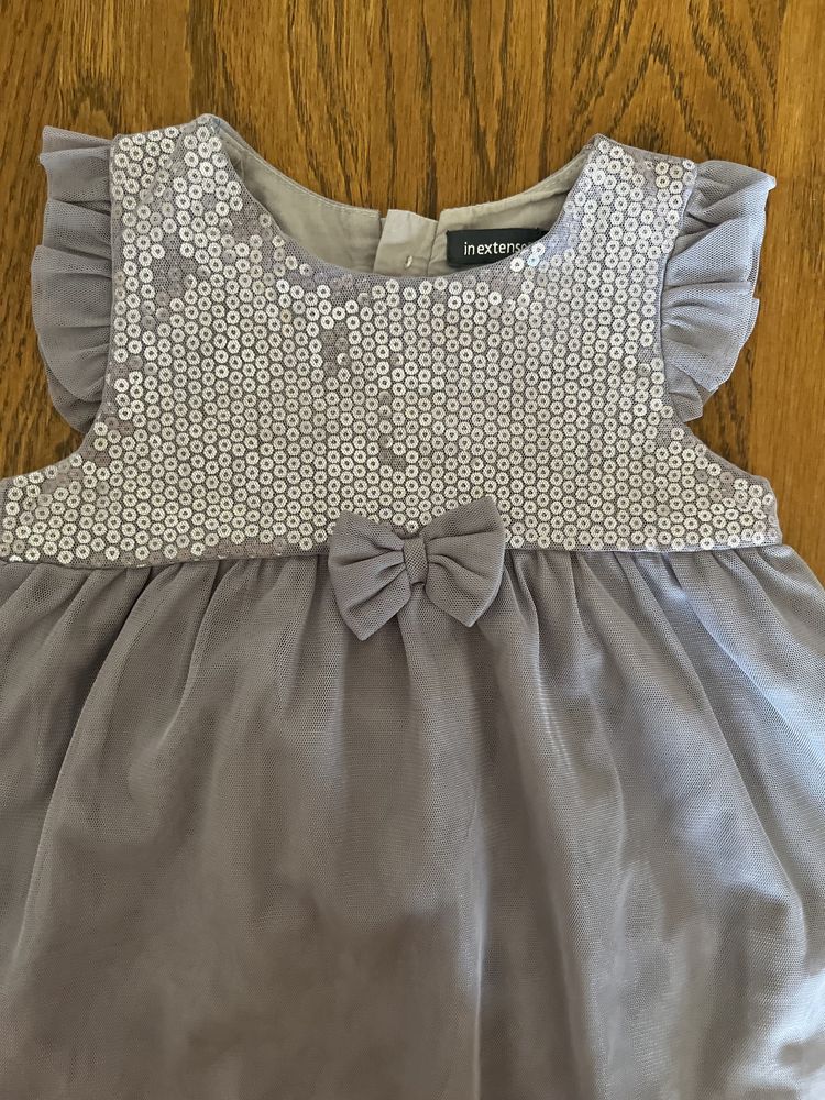 Szara tiulowa sukienka z krótkim rękawem rozmiar 80