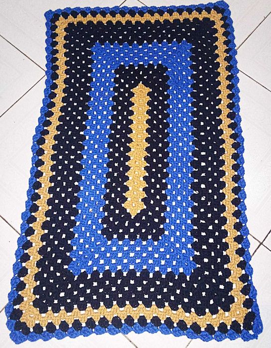 Tapete em crochê azul, preto e amarelo torrado feito à mão
