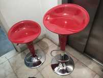 Banco vermelho elevatório estilo "bar"