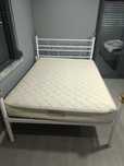 Cama com estrado e colchão