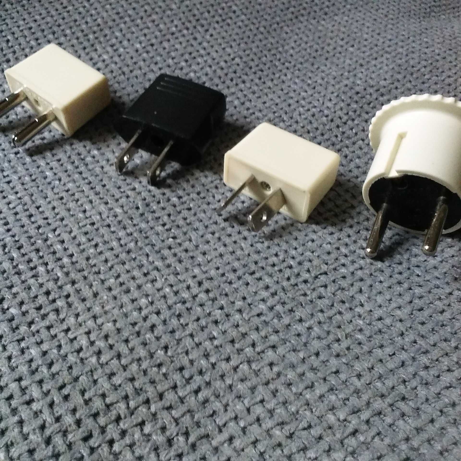 Adapter wtyczek do kontaktu