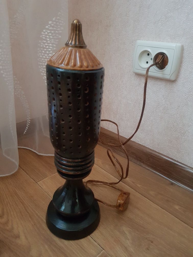 Светильник из дерева ручной работы.