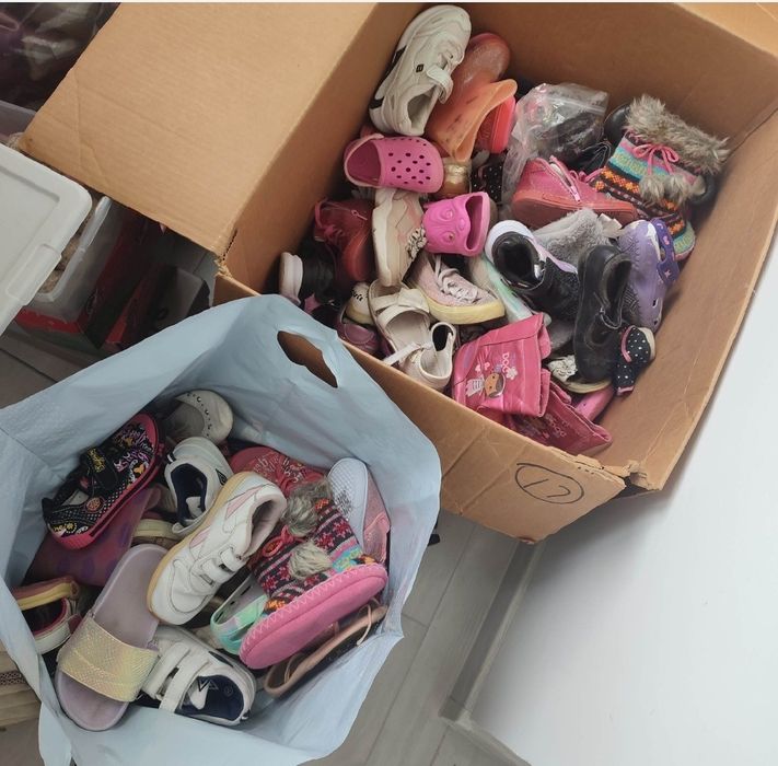 Одяг та взуття, іграшки