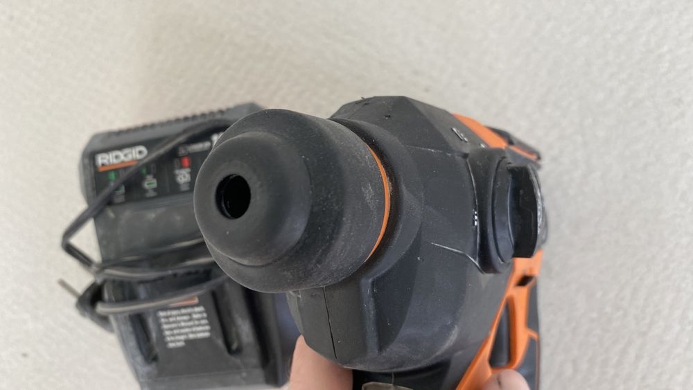 AEG BBH18C-0 перфоратор 3-режими, акк Ridgid 4Ah MaxOutput, зарядка