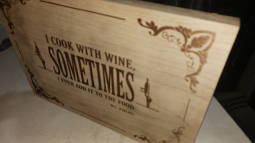 Placa gravada com tema" vinho e comida " muito decorativa .