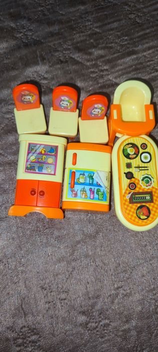 Іграшки: набір кухонний, будиночок, гребінець, бутилочка.