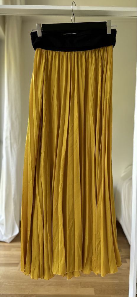 Saia maxi Zara plissada acetinada cor amarelo mostarda