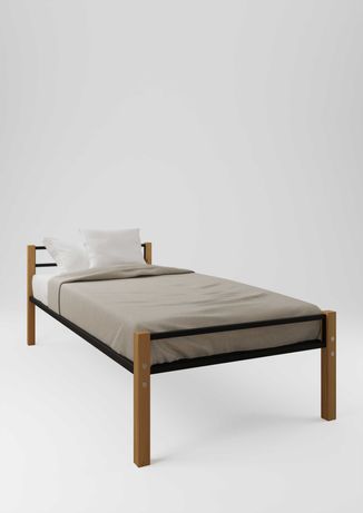 Металлическая кровать на деревянных ножках