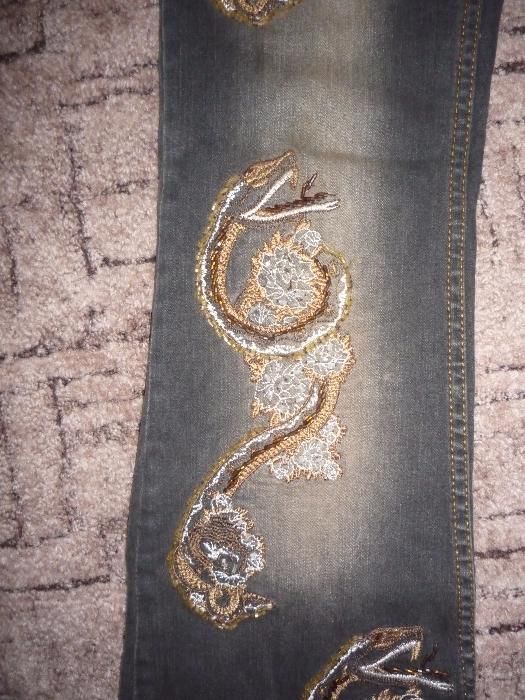 Джинсы с вышивкой