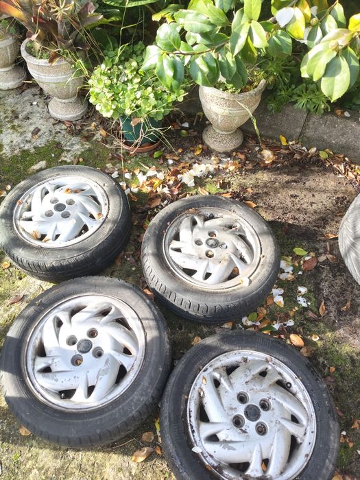 Vendo 4 Pneus Com jante Especial