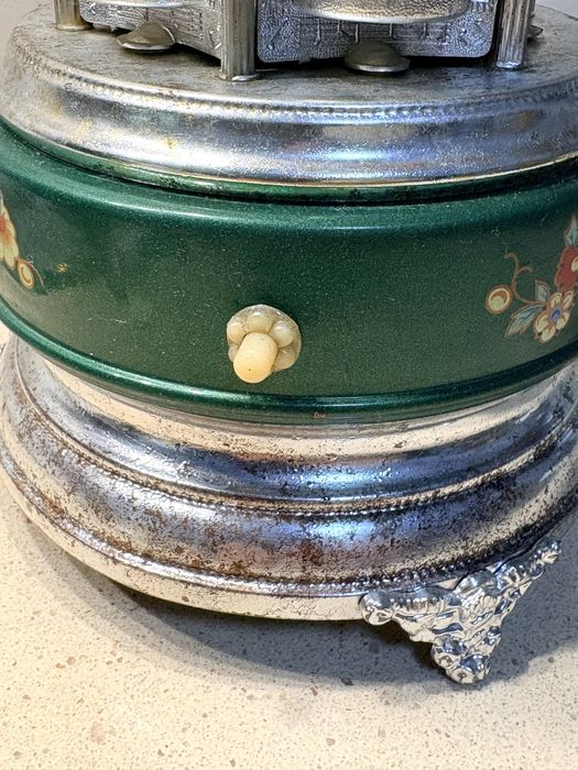 Antigo carrossel de cigarros mecânico com caixa de música suíça