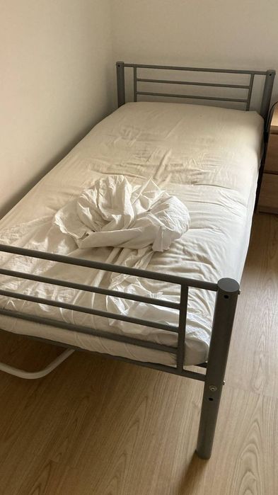 Cama individual de ferro