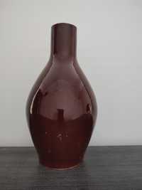 Brązowy gliniany wazon