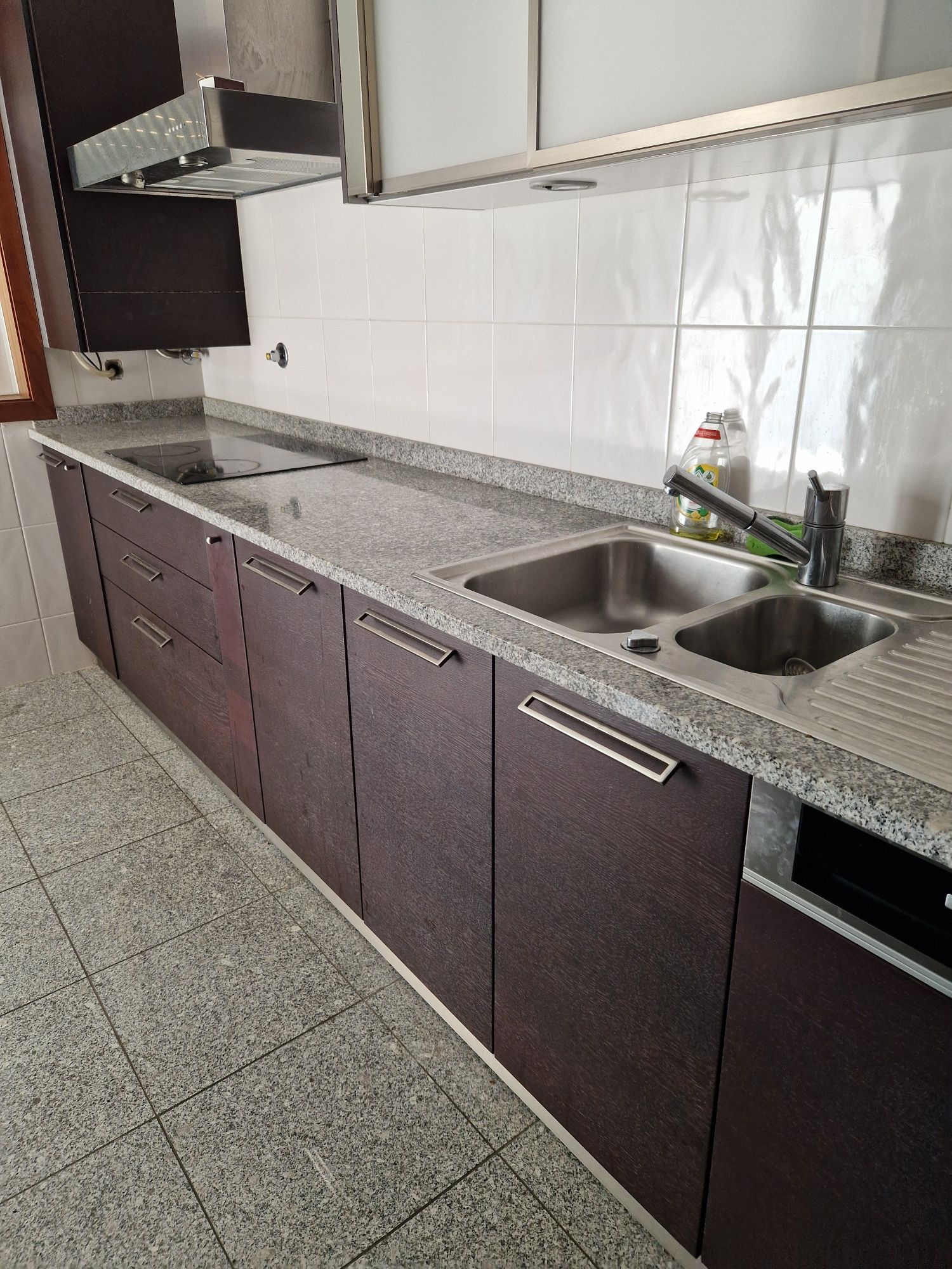 Mobiliário de cozinha com Armarios e Mesa - bom estado