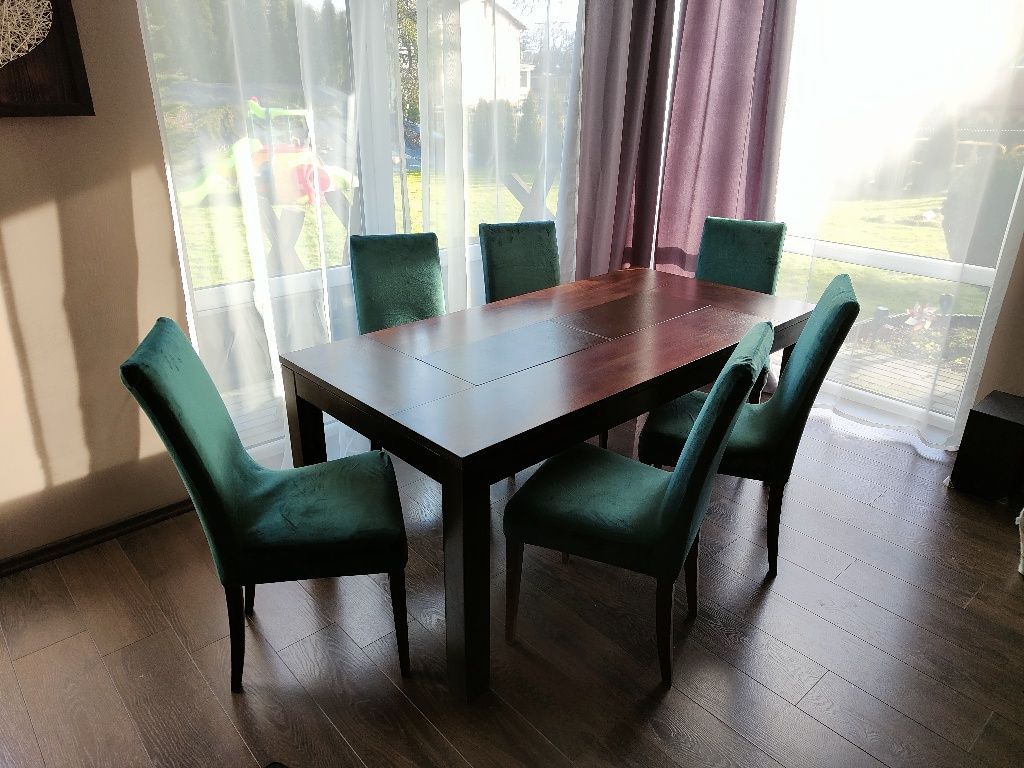 Solidny drewniany stół (bez krzeseł)