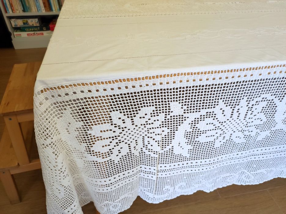 Toalha de mesa em linho, bordada em ponto grilhão e com renda