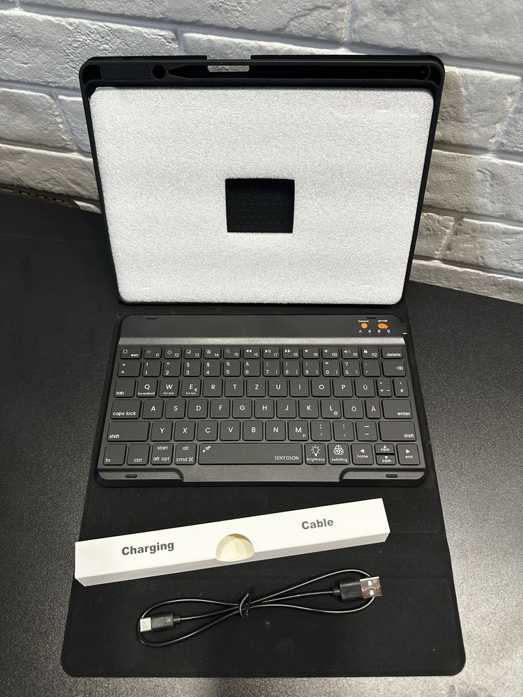 Чохол-клавіатура AirOn Premium для Apple iPad 10.9" 2022