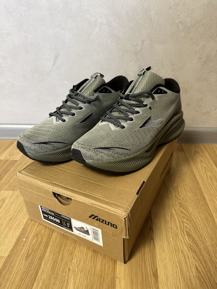 Кросівки Mizuno Astro Plus нові (28,5 см)
