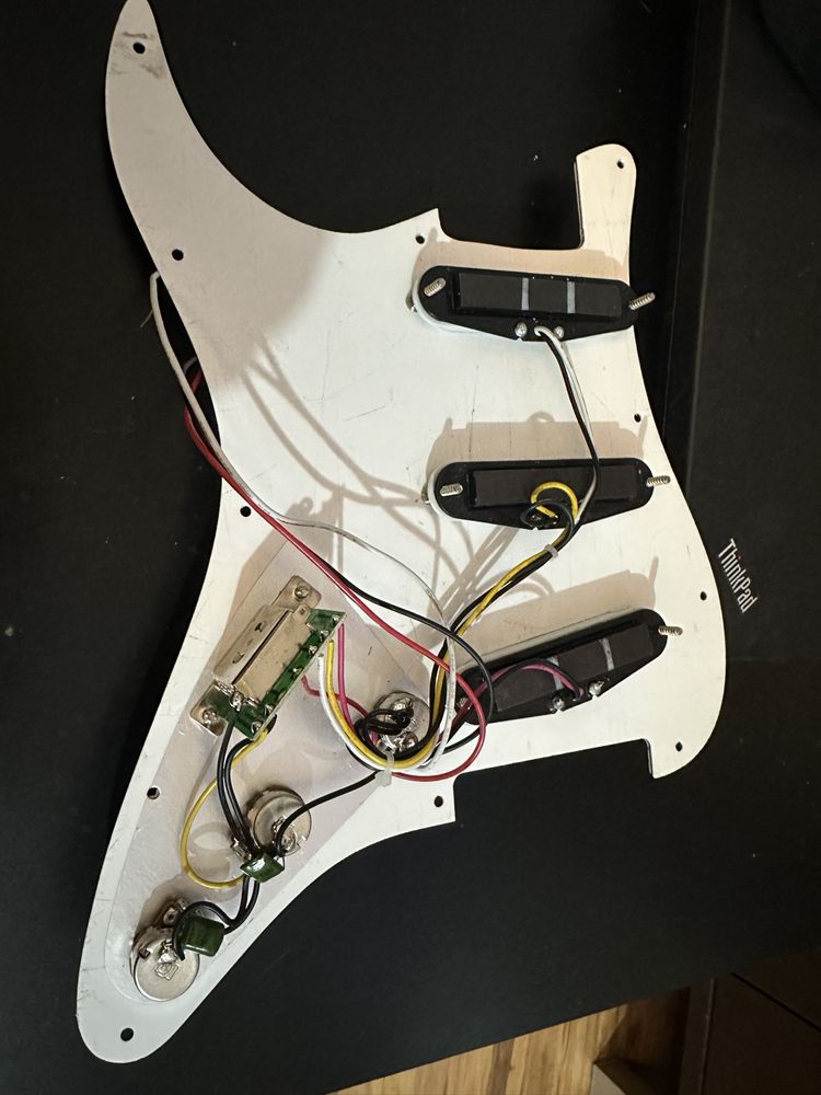 Kompletny pickguard stratocaster. Zestaw przetworników SSS.