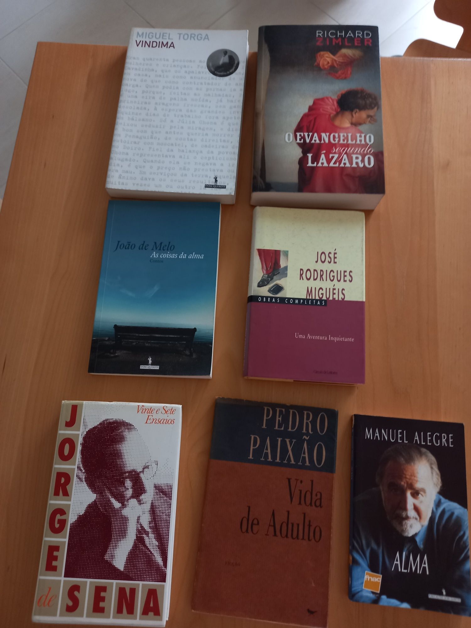 Vários livros em bom estado