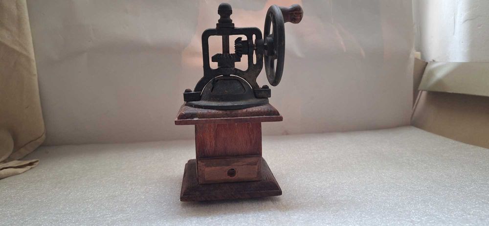 Stary młynek do kawy – metalowy, drewniany – dekoracja vintage