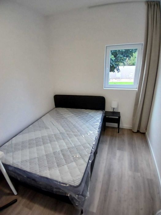 Camas; colchões; Secretárias; Guarda fatos; Mesas cabeceira; Cadeiras