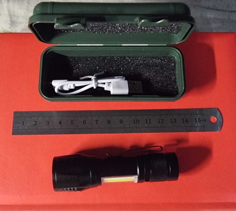 Pequena lanterna led com estojo a bateria